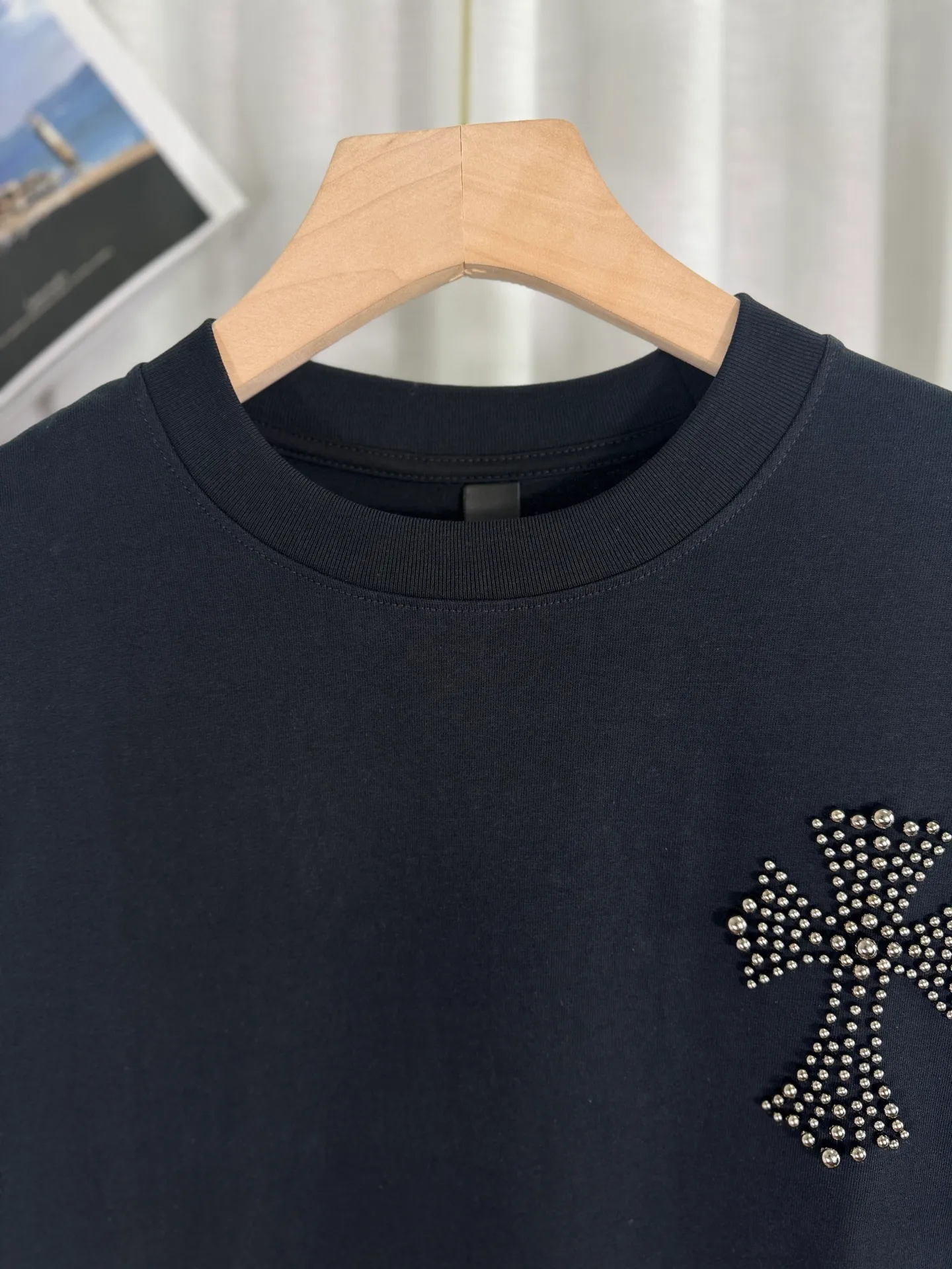 P250 top version, real shot without P, ​​different from market currency) 𝗖𝗵𝗿𝗼𝗺𝗲 𝗛𝗲𝗮𝗿𝘁𝘀/Cro Heart 2025 Autumn and Winter Horseshoe Cross Print Pearl Compass Couple Casual Long Sleeve 👑The highest version! Customized fabric 320g fabric! Horseshoe cross print pearl compass patch embroidery and exquisite embroidery of letters! The best-selling model in the counter, very comfortable to wear. Accessories: original molded and authenticated collar label➕100% silk wash label. Genuine purchase-grade original hangtag➕matching hanging rope➕3D hanging beads➕original packaging bag. Craftsmanship: The original version has consistent wiring! The highest version of the armhole matching technique! Color: Blue Black Size: S M L XL Style No.: 5171